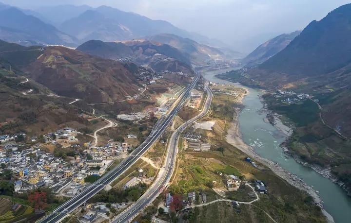 3月5日拍攝的保瀘高速、美麗公路南延線與怒江