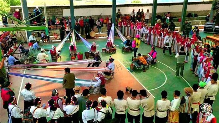 丙中洛是歷代商賈由茶馬古道進出西藏的必經(jīng)之地，各族群眾因此在這不斷扎根安家，經(jīng)過千百年的交流交融，逐步形成了丙中洛鎮(zhèn)現(xiàn)在怒族、獨龍族、藏族、傈僳族、漢族等16個民族聚居的格局，各民族早已形成了血脈相連、親密無間的關(guān)系，新中國成立后，特別是1954年怒江傈僳族自治州成立后，在黨中央的親切關(guān)懷和黨的民族政策的光輝照耀下，各民族群眾不斷鑄牢中華民族共同體意識，同舟共濟，守望相助，團結(jié)奮斗，開創(chuàng)了社會進步、民族團結(jié)、經(jīng)濟發(fā)展、文化繁榮的大好局面。