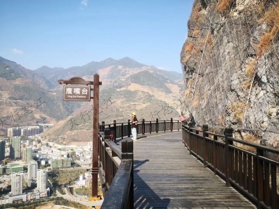 爬上云端棧道，可以鳥瞰六庫新城區(qū)全景，視線很開闊。